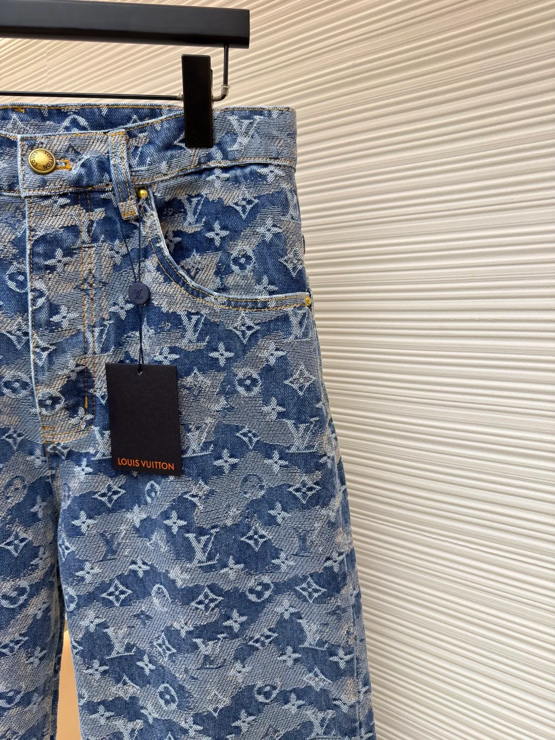 LOUIS VUITTON letter floating jacquard jeans ●Original version: purchased and developed by 14559 ●Item number: 1681998-B50 ●Material: denim denim fabric ●Technology: jacquard production ●Color: blue ●Version: fitted version ●Weight: about 955 grams ●Size: 28-30-32-34-36 ●Description: Made of heavy denim denim as the base, it uses distressed washing + gradient tie-dyeing to present a Monogram dark pattern effect. The gray-blue and off-white smudged colors are natural and layered, retaining the brand logo while enhancing the retro texture. The trousers have a skateboard straight cut, and the waistband is equipped with metal buttons and leather logo tags. The five-pocket structure follows the classic workwear design, and the edges of the pockets are reinforced with double-lane stitching, taking into account durability and style. The trouser legs are slightly narrowed to suit various scenarios. The overall process combines denim washing technology with brand logo technology, which not only retains the casual attributes of denim items, but also enhances high-luxury recognition through gradient textures. The overall wiring is straight and delicate, the fabric is comfortable and soft, and the color is consistent without color difference. It can be matched with the same style to create a fashionable look and control various occasions. Customized accessories, complete with three standards, same style for men and women!
